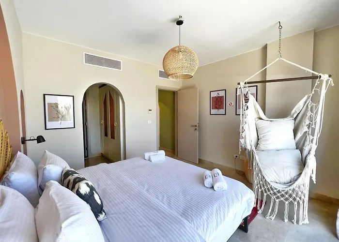 Spectacular & Soaring 2 Bdr W Private Rooftop Jacuzzi & Beach Access