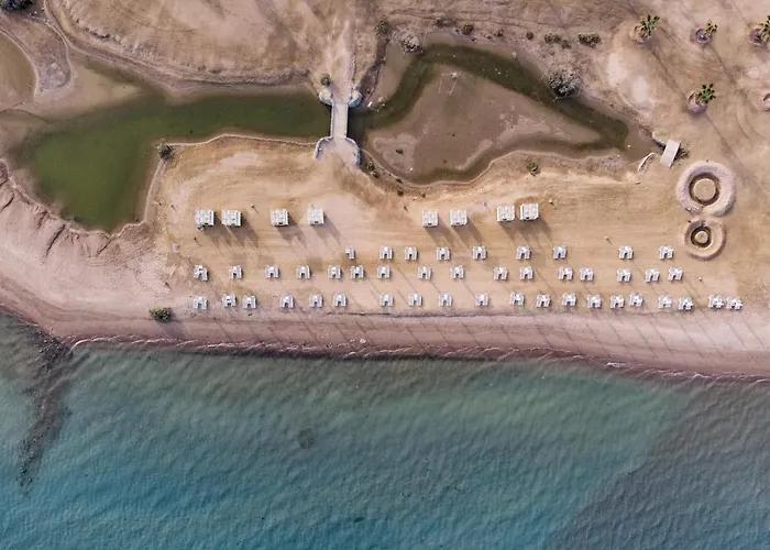 Spectacular & Soaring 2 Bdr W Private Rooftop Jacuzzi & Beach Access