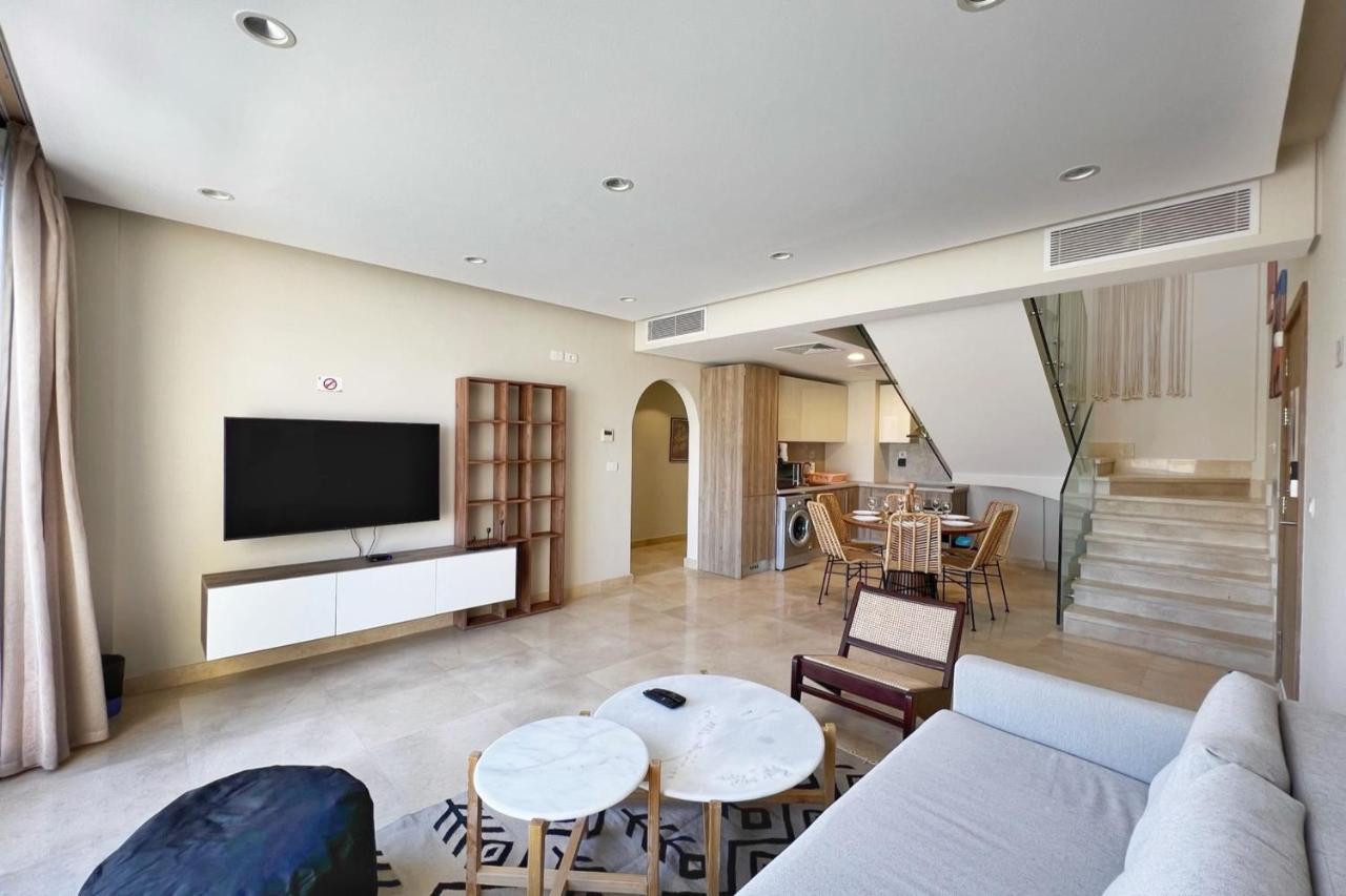 Апартаменти Spectacular & Soaring 2 Bdr W Private Rooftop Jacuzzi & Access *